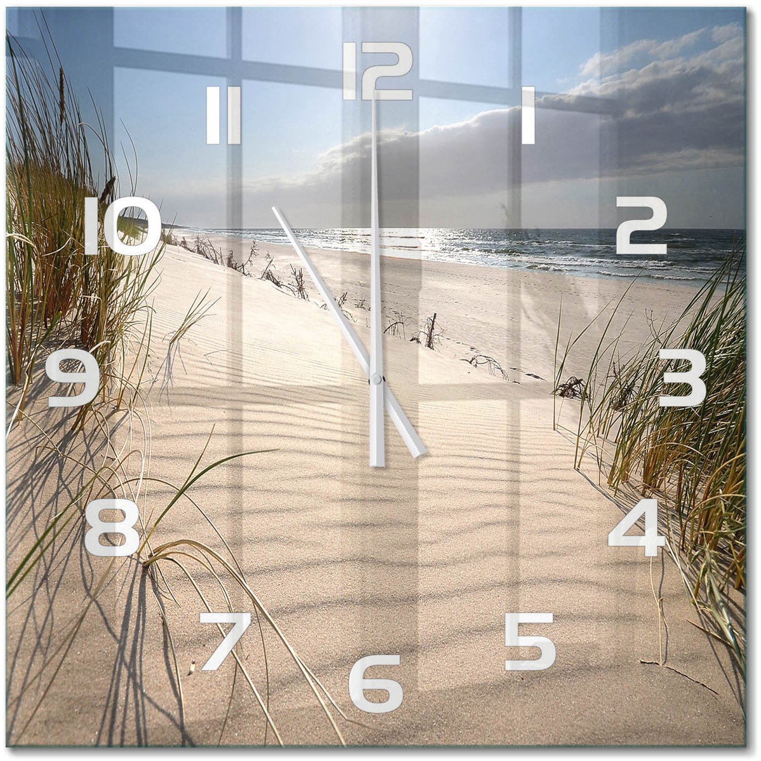 TULUP Wandklok - Mrzeżyno-strand Wandklok Glas Met Motief - 60x60 cm - Beige Decoratieve Glazen Klok - Witte handen - Vierkante Klok - Gekleurde Glazen Klok - Glazen Klok Met Print