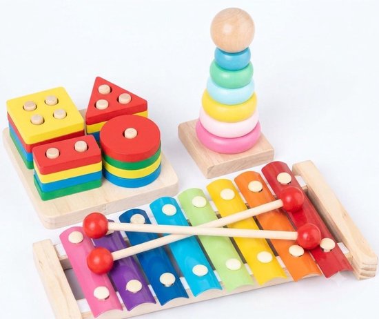 Houten speelgoedset met xylofoon, vormensorteerder, stapeltoren en een kind.
