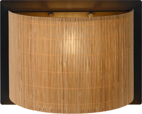 Boogvormige wandlamp met naturel bamboe kap en zwart frame.