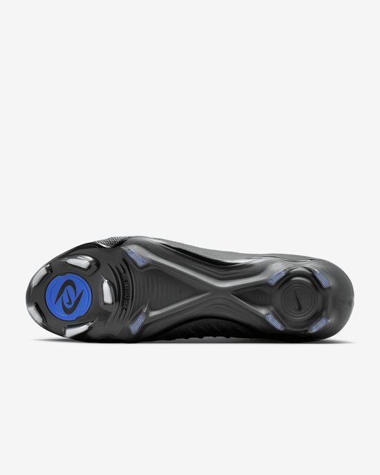 Zwarte voetbalschoen met blauwe details op de zool en een zwart Nike-logo.