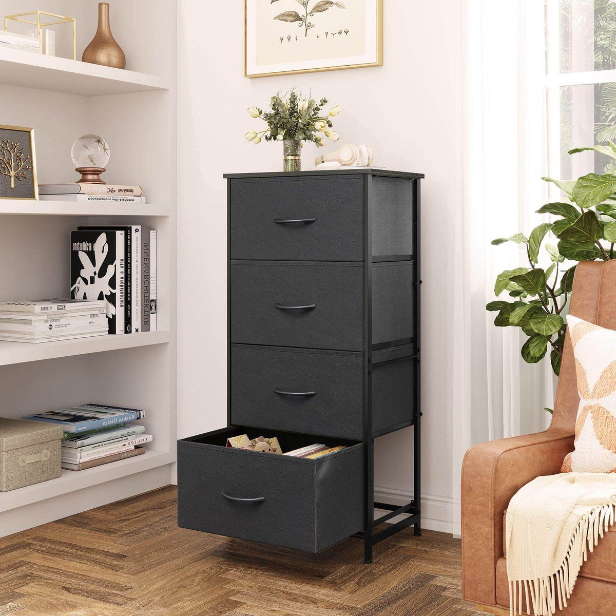 Zwarte opbergkast met 4 laden stalen frame stoffen laden en houten blad afmetingen 45*30*94 cm geschikt voor slaapkamers woonkamers en andere ruimtes anti-kantelontwerp