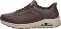 Zijkant van een bruine Skechers sneaker met perforaties, veters, beige zool en zichtbare air unit.