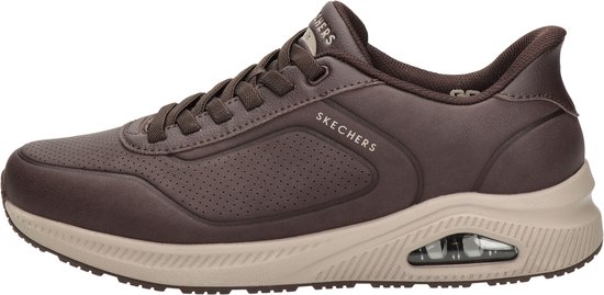 Zijkant van een bruine Skechers sneaker met perforaties, veters, beige zool en zichtbare air unit.