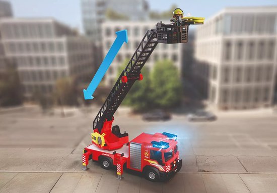 Rode PLAYMOBIL brandweerwagen met hoogwerker die omhoog beweegt, inclusief blauwe licht- en geluidseffecten.
