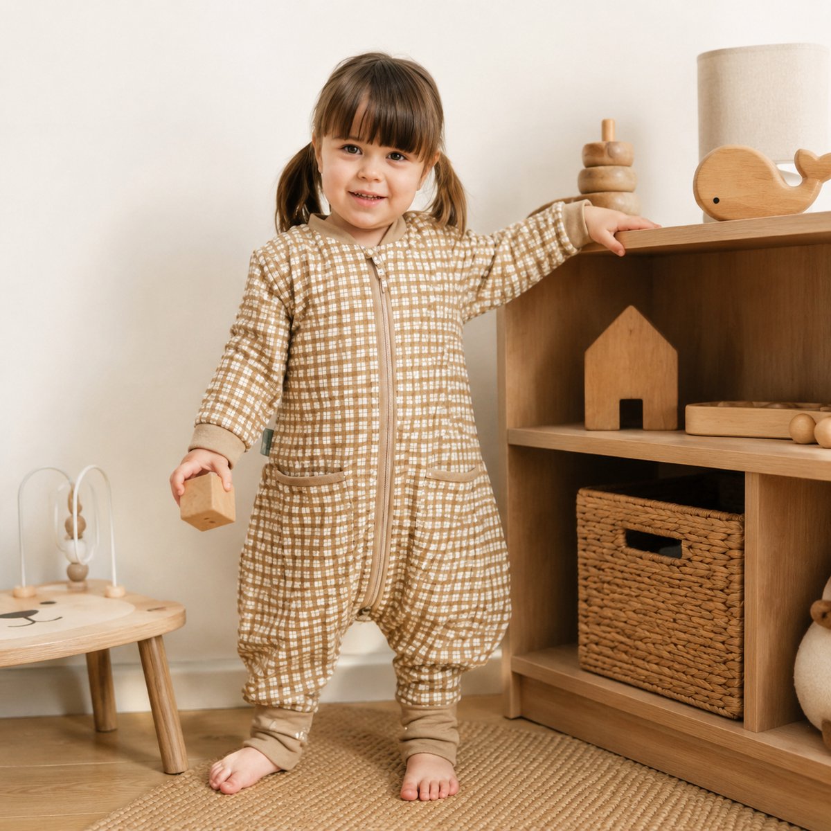 Baby Slaapzak met Benen – Pyjama Slaapoverall TOG 1.0 – Licht Gewatteerd – Beige geruit- Voor Slapen, Kruipen & Spelen – Met Voetjes en Afritsbare Mouwen - voor kinderen tot 2 jaar