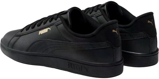 Zwarte Puma Smash sneakers met gouden Puma logo op de zijkant en hiel.