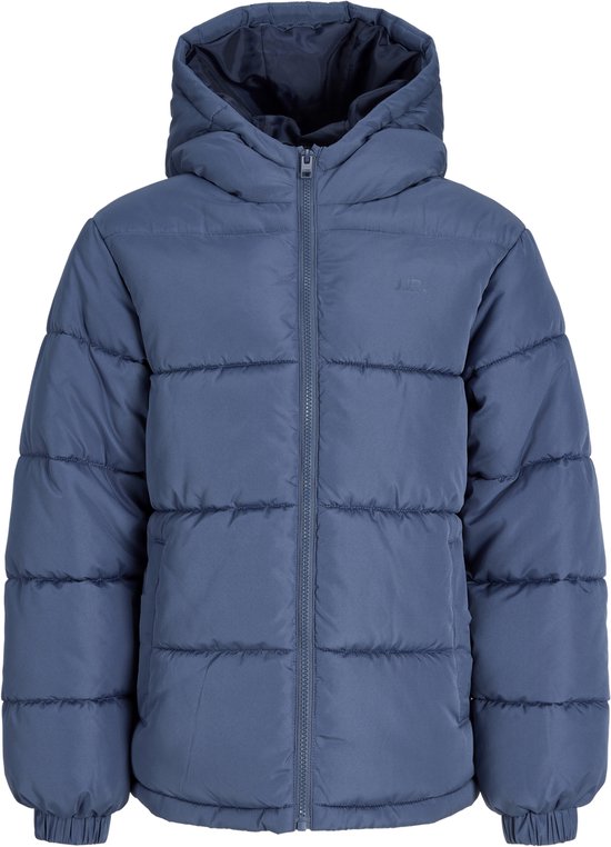 Blauwe pufferjas met capuchon, ritssluiting aan de voorzijde en 'JUR.' logo op de borst.