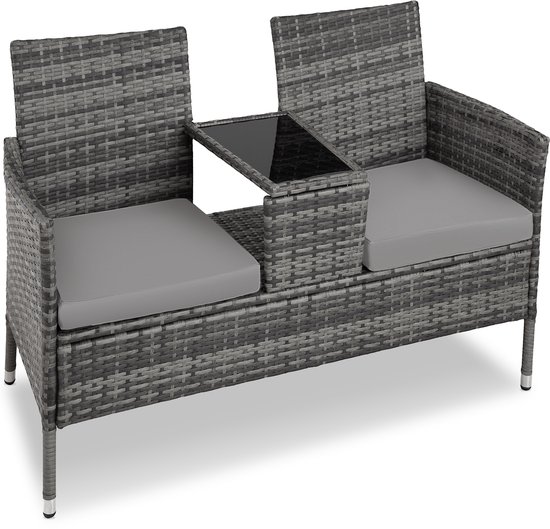 Een grijze 2-zits wicker tuinbank met een geïntegreerde tafel en grijze kussens, op witte achtergrond.