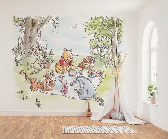 Een kinder slaapkamer met een muurschildering van Winnie de Poeh en vrienden die een picknick houden, met een tipi en speelgoed.