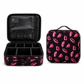 Zwarte make-uptas met een patroon van roze lippenafdrukken. De tas is open en toont een zwart interieur met vakverdelers en een ritsvak.