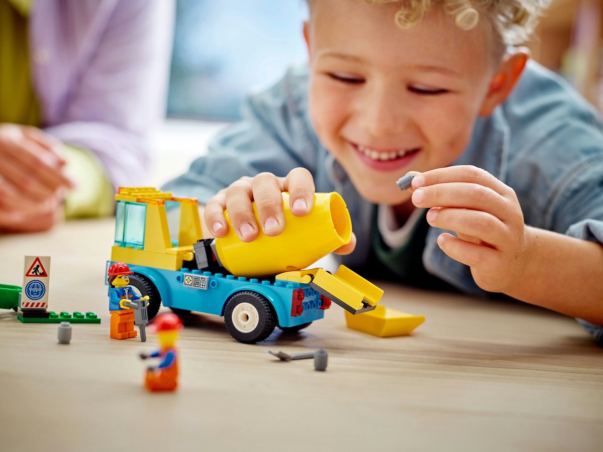 LEGO® City Cementwagen 60325 bouwset; met een ronddraaiende mengtrommel, plus een bord voor wegwerkzaamheden, drilboor, kruiwagen en minifiguren van wegwerkers; bouwvoertuig voor kinderen vanaf 4 jaar (85 onderdelen) — afbeelding 2