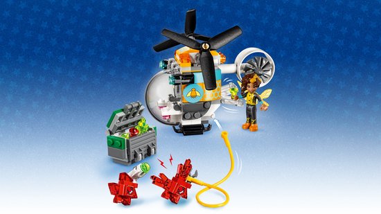 Gele en witte helikopter met gele minifiguur met vleugels en bijenpak, naast een kistje met edelstenen.