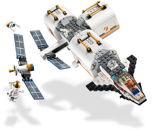 Witte en oranje ruimtestation met zonnepanelen, ruimteschip en twee astronauten in de ruimte.