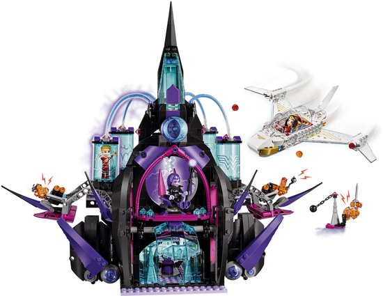LEGO Eclipso's Dark Palace met zwarte en paarse torens, vleugels, een geopend interieur, een vliegtuigje en miniatuurfiguren.