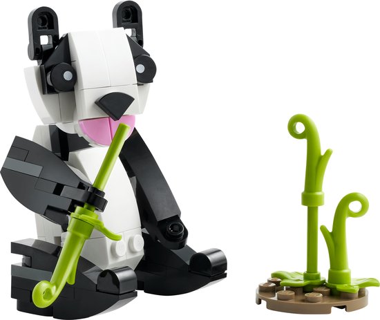 Zittende LEGO panda met bamboetak in zijn bek en twee groene plantjes ernaast.