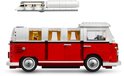 Rode LEGO camperbus met witte details, opklapbaar dak en geblokte gordijnen.