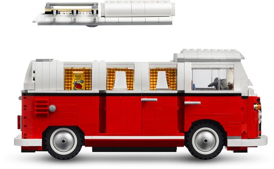 Rode LEGO camperbus met witte details, opklapbaar dak en geblokte gordijnen.