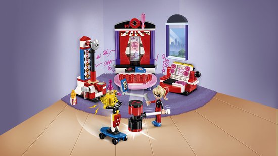 LEGO Harley Quinn speelset met een rode en witte tent, draaimolen, kermisspel en Harley Quinn minipop.