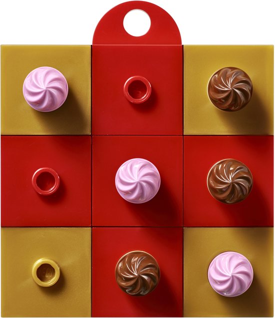 Een LEGO cadeaubox met negen vakjes, rood, goud en met roze en bruine LEGO toefjes.
