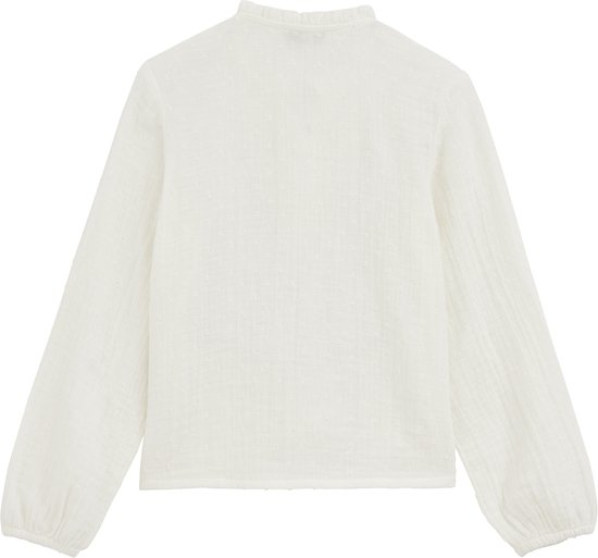 Achterkant van een off-white blouse met ballonmouwen, rucheskraag en ingeweven stippen.