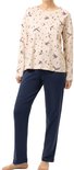 Model met lange mouwen pyjamaset in crème met vogels, sterren en manen print, met marineblauwe broek.