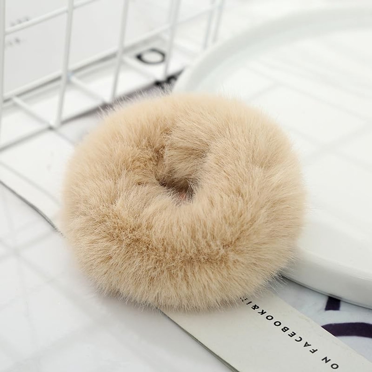 Set van 10 Neppels Haarbanden van Pluche, Elastische Ponytailhouders en Scrunchies voor Dames en Meisjes in Beige, Perfecte Haaraccessoires voor Elke Gelegenheid