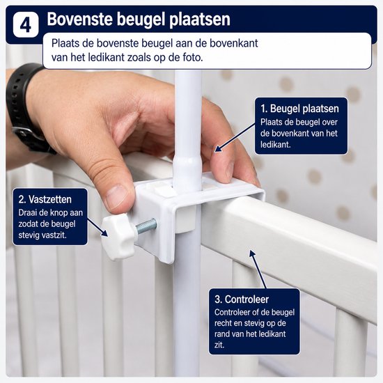 Hand plaatst een witte beugel over de rand van een wit ledikant, met een draaiknop en schroefdraad zichtbaar.