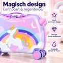 Paarse ride-on koffer met eenhoorn- en regenboogdesign, uitklapbare hoorns en roze wielen.