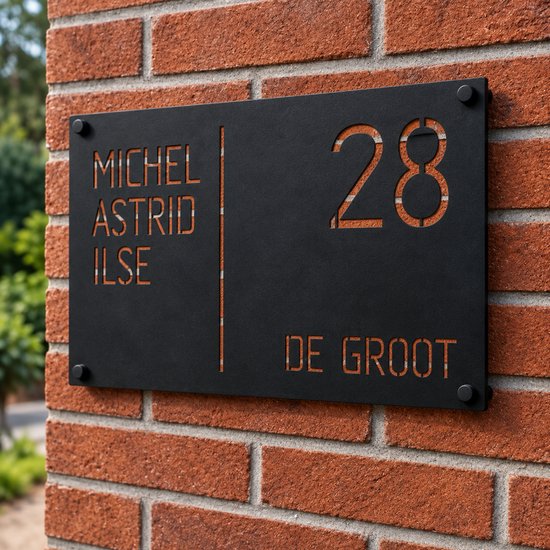 Zwart metalen naambord met uitgesneden namen Michel, Astrid, Ilse en huisnummer 28 de Groot op een bakstenen muur.