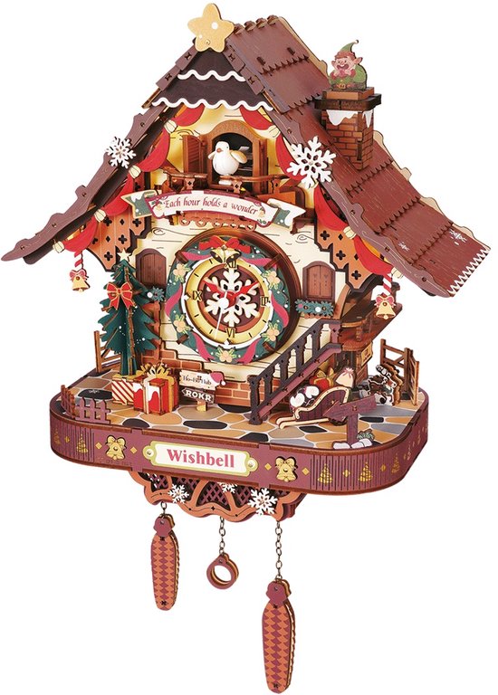 Houten ROKR kerst-koekoeksklok 'Wishbell' met hangende gewichten op een witte achtergrond.