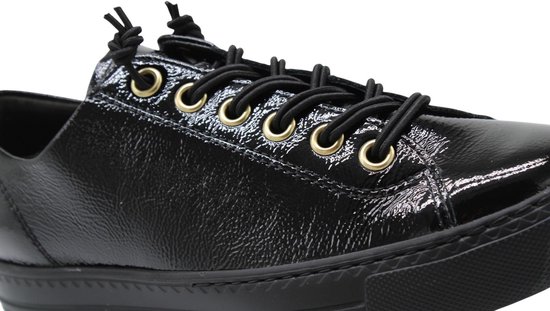 Zwarte laklederen sneaker met goudkleurige veterogen en zwarte veters.