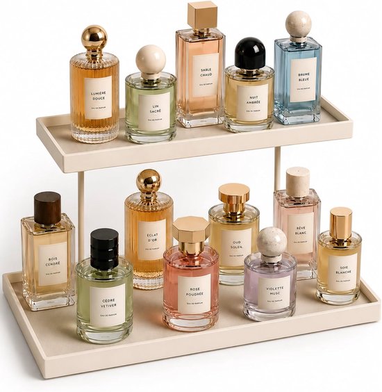 Crème-kleurige organisator met twee verdiepingen, gevuld met diverse parfumflesjes met elegante labels.