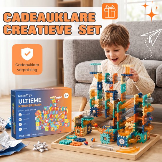 Kind speelt met een uitgebreide knikkerbaan-set in een cadeauverpakking van CosmoToys.