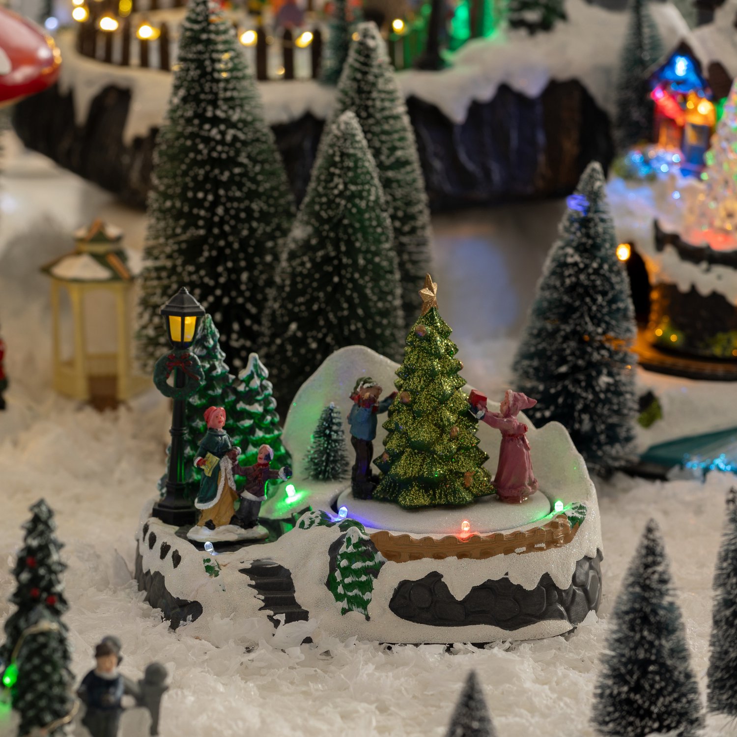 Feeric Lights & Christmas - Kerstdorp kerst tafereel - met beweging - led verlichting - 18 cm – foto 3