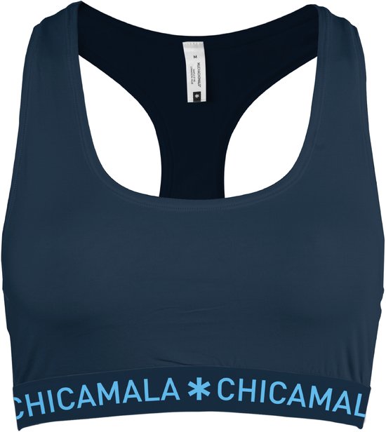 Donkerblauwe Chicamala racerback sporttop met lichtblauwe merknaam op de elastische tailleband.