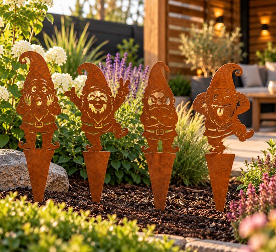 Set van vier metalen tuinkabouters van roestig cortenstaal, elk met een unieke houding, geplaatst in een bloementuin.