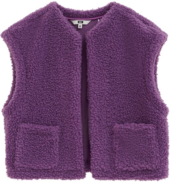 Paars teddy gilet met ronde hals en twee voorzakken op een witte achtergrond.