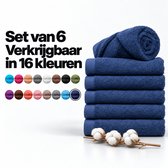 Set van 6 donkerblauwe handdoeken in een stapel met katoenbloemen.