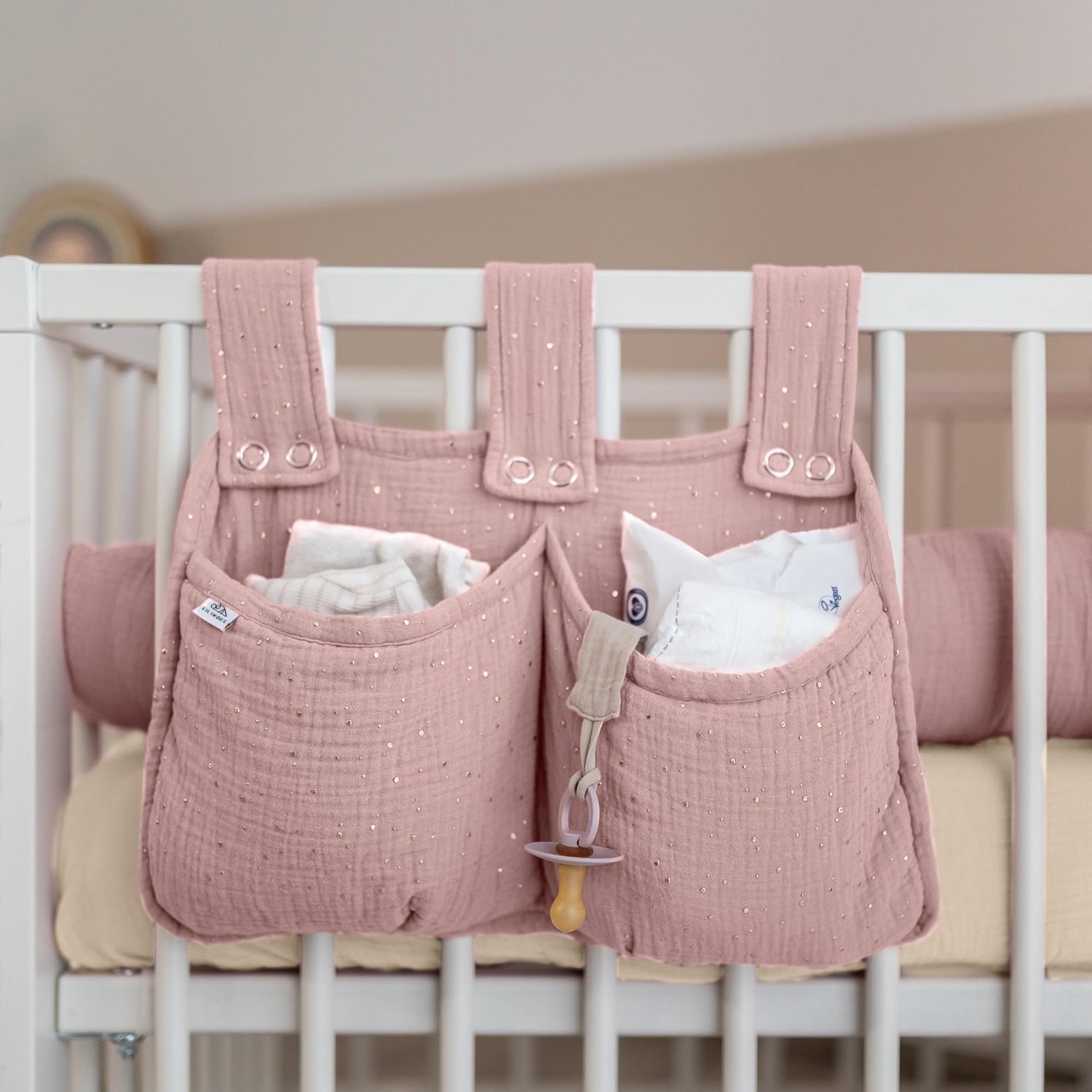 LILIMAUS Bed organizer voor kinderbed met gouden details - hangend bedtasje met 2 vakken - mousseline katoen - poederroze