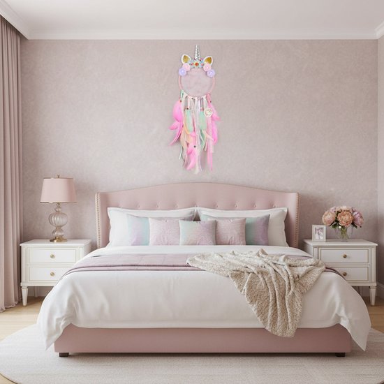 Slaapkamer met een groot bed, versierd met een roze unicorn dromenvanger boven het hoofdbord.
