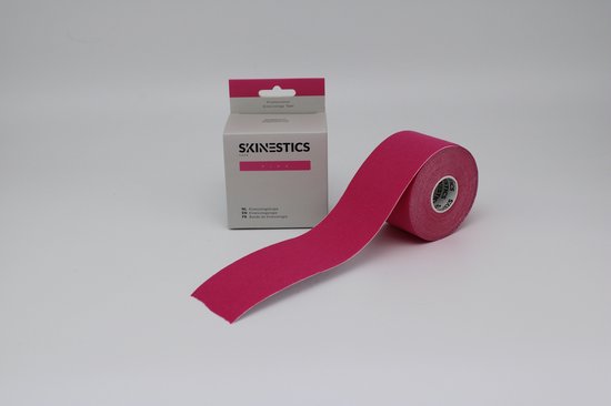 Roze Skinestics sporttape doos naast een rol roze sporttape op witte achtergrond.