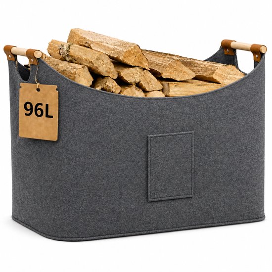 Donkergrijze vilten mand met houten handvatten, gevuld met houtblokken. Een kaartje met '96L' hangt aan de zijkant.