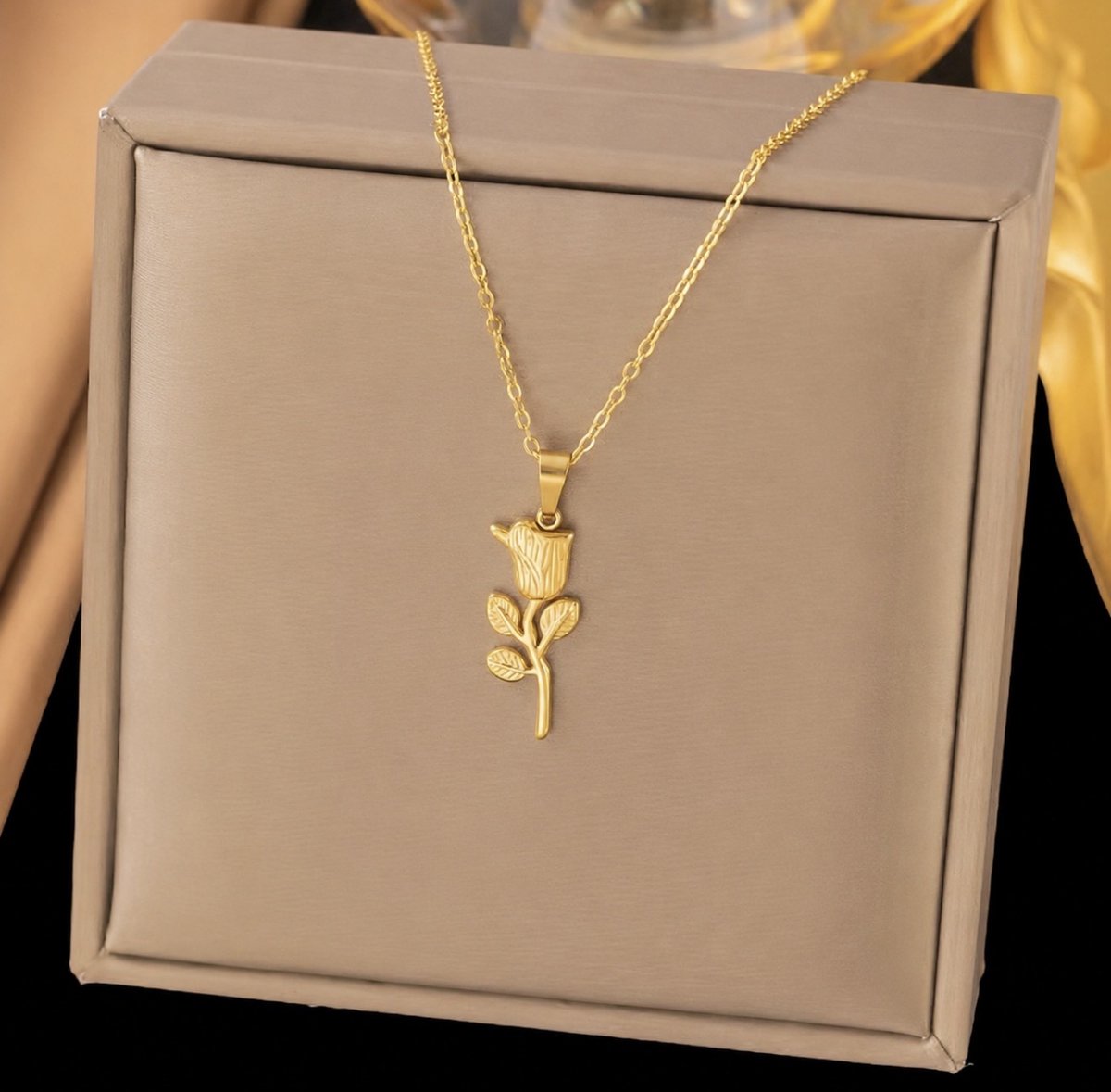 Goudkleurige Damesketting – Bloem Hanger