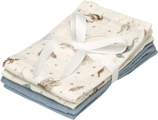 Stapel van vier washandjes in pastelblauw en crème met zeedierenprint, samengebonden met wit lint.