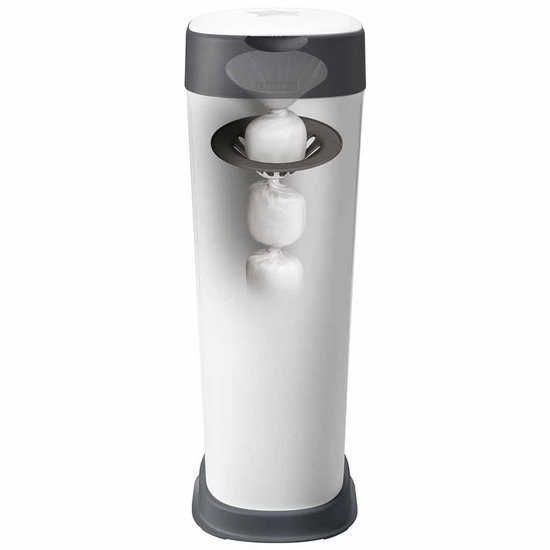 Witte luieremmer met grijs deksel. De luieremmer bevat drie opgerolde luiers in doorzichtig blauw plastic.