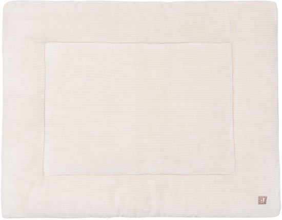 Crèmekleurig boxkleed met fijne ribbels en zachte textuur, met een beige label.