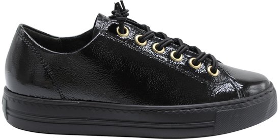Zij-aanzicht van een zwarte lakleren Paul Green sneaker met gouden veterringen en zwarte veters.