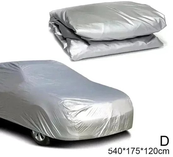Zilverkleurige autohoes, opgevouwen en op een auto.