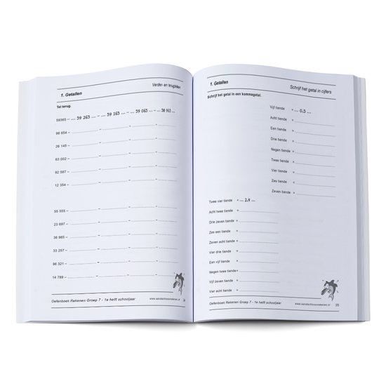 Open boek met oefeningen. De pagina's bevatten rekenoefeningen met cijfers en lijnen.
