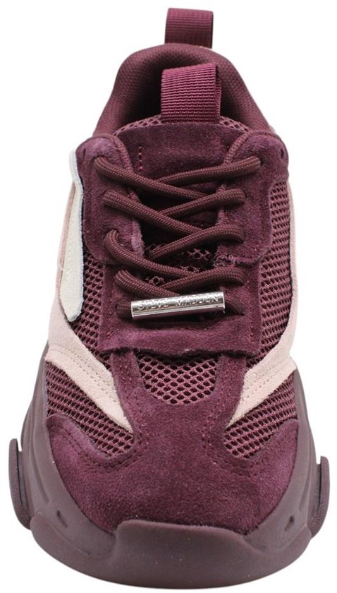 Vooraanzicht van bordeauxrode sneaker van suède en mesh met beige accenten en dikke zool.